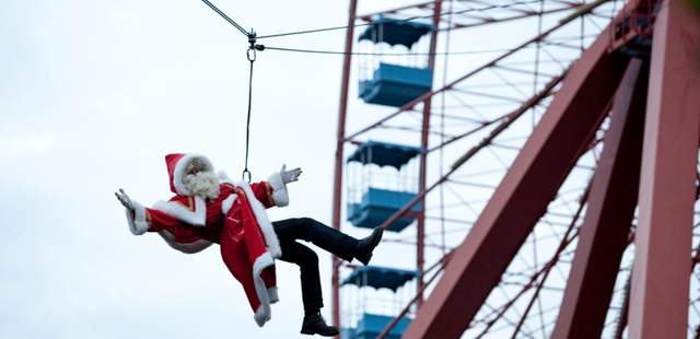 Abseilender, fliegender Weihnachtsmann
