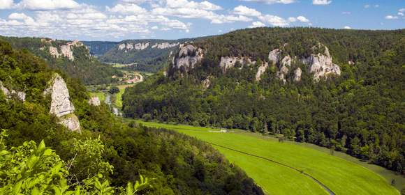 blick ins donautal mit seinen majestätischen kalkfelsen und grünen auen