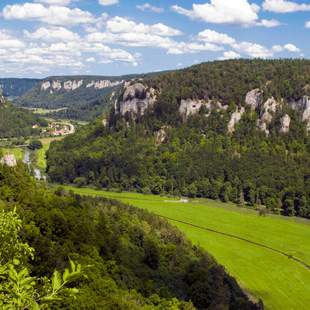 blick ins donautal mit seinen majestätischen kalkfelsen und grünen auen