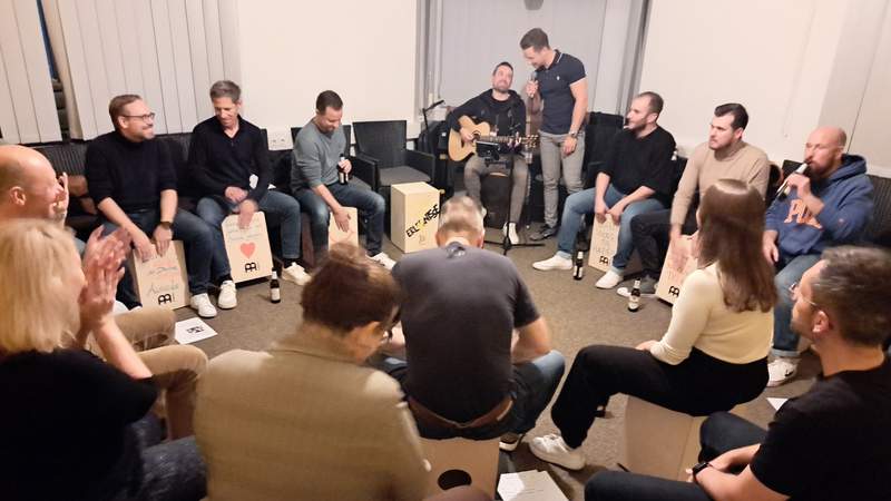 Cajons bauen, bespielen und Spenden