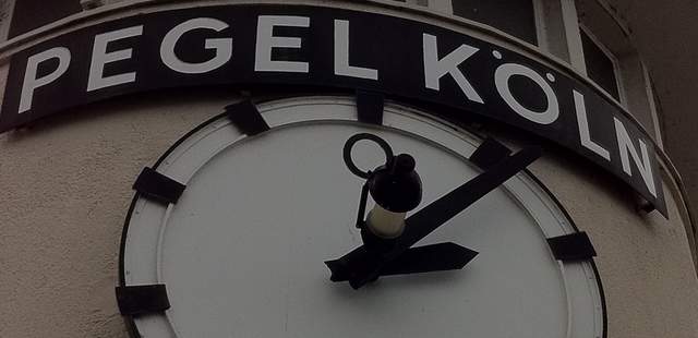 Kölner Pegel am Rheinufer Kölner Pegel am Rheinufer