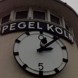 Kölner Pegel am Rheinufer Kölner Pegel am Rheinufer