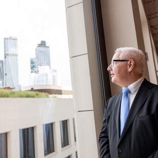 Thomas Reimann blickt auf die Stadt Frankfurt