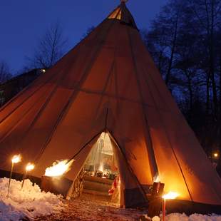 Tagen und Feiern im Tipi