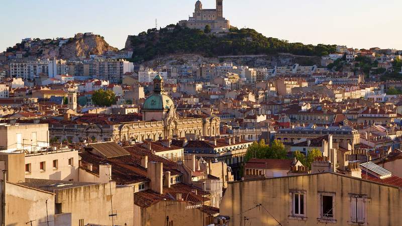 Stadtansicht Marseille mit der Wallfahrtskirche Notre-Dame de la Garde