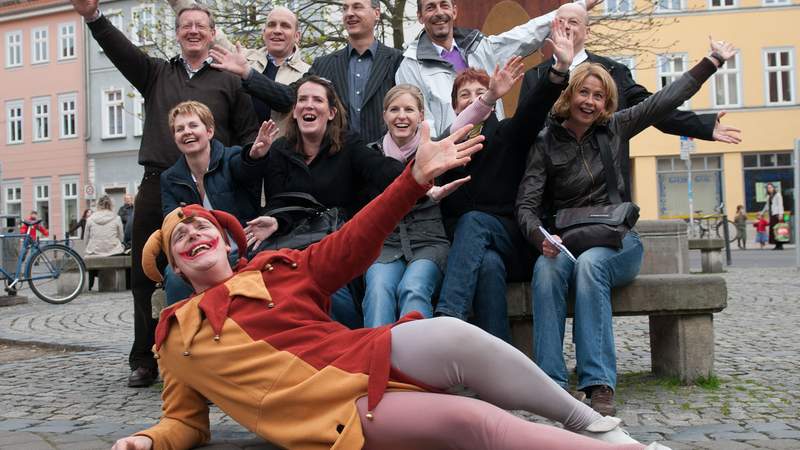 Till Eulenspiegel possiert mit dem Team einer Stadtrallye