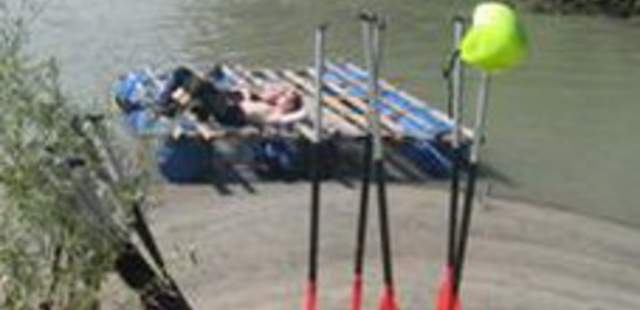 Floßbau und Fahrt am Fluss!