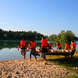 Floßbau am See