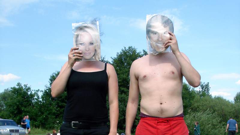 Zwei Teilnehmer als Pam und David von Baywatch bei Alle Mann an Bord - Floßbau mal anders