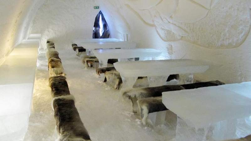 Restaurant im Eishotel Finnland ohne Gäste