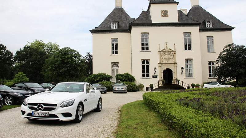 Schloss Gartrop Event Reise mit Cabriotour Mercedes SLK Cabrio vor dem Schloss Gartrop