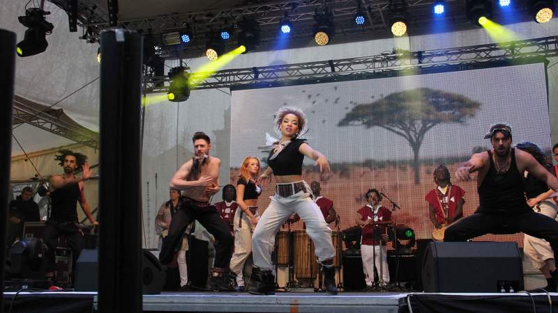 Trommel Show eines Trommelkunst Ensembles - Tanz und Trommel Konzert