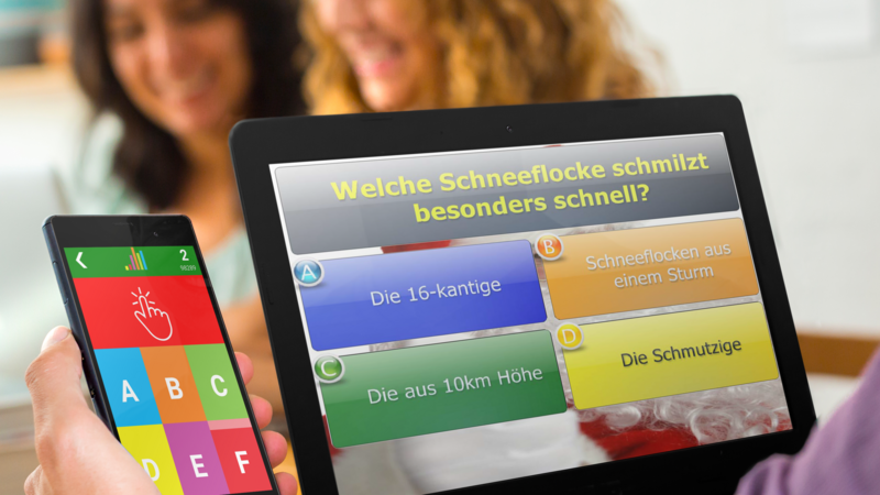 Drei Spielerinnen spielen Quiz Connect an Weihnachten