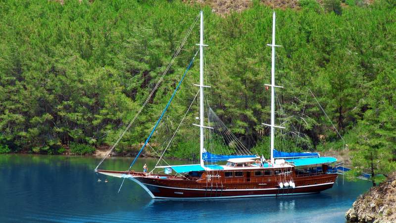 Türkisches Segelboot in einer blauen Bucht
