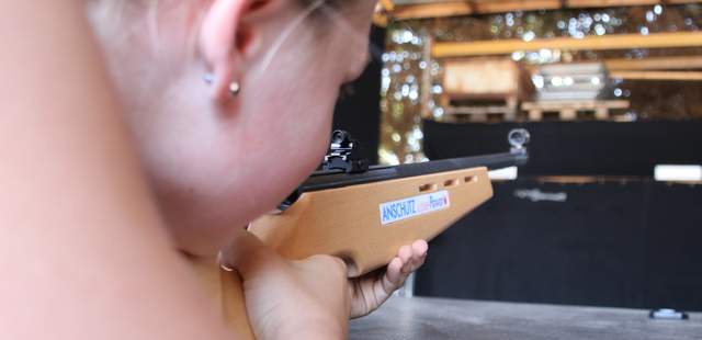 Laserschießen Frau mit Lasergewehr