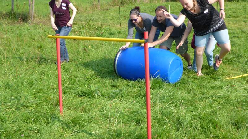 Teilnehmer rollen ein Fass bei den Highland Games