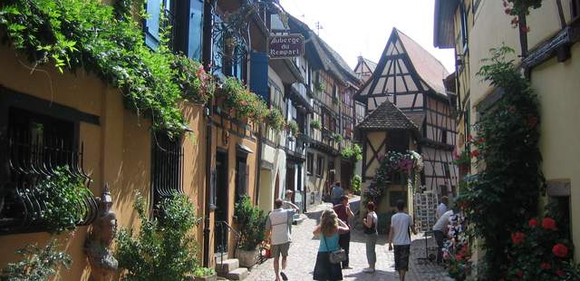 Eguisheim im Elsass Eguisheim hat eine bezaubernde Altstadt